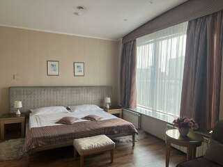 Гостиница Персона Челябинск Номер люкс с 1 двуспальной кроватью (с завтраком)-2